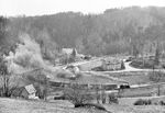Blick ins Preßnitztal auf 99 1606, die mit GmP 14287 nach Jöhstadt bei Streckenwalde unterwegs ist. Das große Gebäude oberhalb der Lok ist eine Sparkassen-Filiale. Die Brücken vor Streckewalde waren bei Einstellung der Bahn besonders abgewirtschaftet, bei der Überfahrt von Zügen im Herbst 1986 fielen bereits Schwellenteile in die Preßnitz. (13.04.1979) <i>Foto: Joachim Schmidt</i>