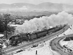 Vor der Kulisse von Saalfeld beginnt für 01 0513 mit dem E 802 nach Leipzig in der großen Kurve hinter dem Bahnhof der Anstieg aus dem Saaletal. (04.01.1980) <i>Foto: Joachim Schmidt</i>