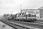 DR 118 788 (Bw Meiningen) mit der frisch auf Kohlenstaubfeuerung umgebauten Lok 6 des VEB Braunkohlenwerks Geiseltal (ex 44 0278) und einem Kohlenstaubwagen in Meiningen. (24.05.1983) <i>Foto: Joachim Schmidt</i>