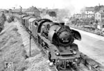 41 066 vom Bw Stralsund fährt mit einem Güterzug aus dem Bahnhof Stralsund-Rügendamm in Richtung Insel Rügen. Auffällig sind die in die Schürze der Lok eingelassenen Lampen. (1964) <i>Foto: ZBDR</i>