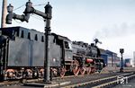 22 028 vom Bw Reichenbach ist mit D 146 aus Dresden in Hof Hbf ankommen und setzt vom Zug ab. Ab hier wird eine Hofer 01 den Zug übernehmen.  (04.1966) <i>Foto: Gerhard Greß</i>