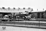 Die Erfurter 22 052 zu Gast im Bw Bebra. Sie war im Frühjahr 1960 im RAW Meiningen aus 39 249 umgebaut worden und war mit dem D 198 aus Leipzig nach Bebra gekommen. Mit Erscheinen der Baureihe 01.5 beim Bw Erfurt wurde sie hier abgelöst. (12.07.1962) <i>Foto: Gerhard Röder</i>