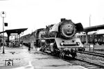 22 052 vom Bw Erfurt P ist mit D 198 aus Leipzig im damaligen bundesdeutschen Grenzbahnhof Bebra eingetroffen. An der Grenzübergangsstelle Gerstungen-Bebra überquerten die Schnellzüge damals die deutsch-deutsche Grenze. (12.07.1962) <i>Foto: Gerhard Röder</i>