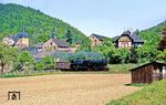 Am 12. und 13.05.1988 bespannten rund um Saalfeld 01 1531, 44 1093 und 95 1027 nochmals Planzüge in ihrem alten Wirkungskreis. Dazu gehörte auch der P 18005 nach Sonneberg, der hier von 95 1027 in Saalfeld-Obernitz befördert wird. Es war die wohl die erste "echte" Plandampf-Veranstaltung auf den Gleisen der Reichsbahn. (12.05.1988) <i>Foto: Wolfgang Bügel</i>