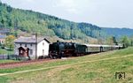 DR-Traditionslok 50 849 befand sich allerdings mit dem Sonderzug P 23780 bei Zwota-Zechenbach auf dem Weg nach Klingenthal. (14.05.1988) <i>Foto: Wolfgang Bügel</i>
