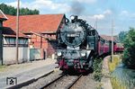 99 6001 schlängelt sich mit P 14457 nach Hasselfelde zwischen Selke und der Straße "Am Lindenberg" durch Straßberg. (28.07.1988) <i>Foto: Wolfgang Bügel</i>