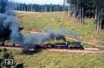 99 7233 und 99 7244 mit dem Rollbockzug Ng 67092 aus Nordhausen bei Birkenmoor. Güterverkehr auf der Schiene findet heute nur noch in Ausnahmefällen auf der Harzquerbahn statt. Ganz legal war diese Fotostelle zu DDR-Zeiten nicht, musste man doch über einen Weg fahren, der ausschließlich dem Werks- und Forstverkehr vorbehalten war. (29.07.1988) <i>Foto: Wolfgang Bügel</i>