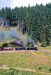 Zwischen Eisfelder Talmühle und Stiege haben 99 7233 und 99 7244 mit dem Ng 67092 auf der Steigung bei Birkenmoor ordentlich zu tun. (29.07.1988) <i>Foto: Wolfgang Bügel</i>
