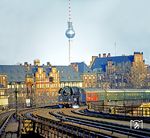 01 0532 passiert mit D 336, erkennbar am DB-Halbspeisewagen BRyl 446 hinter der Lok, vor der Kulisse von Charité und Fernsehturm die innerdeutsche Grenze am Lehrter Bahnhof in Berlin. Heute steht an dieser Stelle der neue Berliner Hauptbahnhof. (1976) <i>Foto: Karsten Risch</i>
