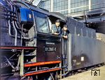 Das Personal der Ostbahnhofer 01 2165 präsentiert sich vor der Abfahrt des D 671 nach Dresden in Berlin Ostbahnhof dem Fotografen. (1976) <i>Foto: Karsten Risch</i>