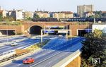In Berlin-Halensee passiert die Wittenberger 01 0527 mit D 1333 aus Hamburg (Westerland) die Stadtautobahn A 100 zwischen -Grunewald und -Charlottenburg.  (07.1976) <i>Foto: Karsten Risch</i>