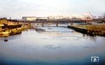 Blick über den Humboldt-Hafen auf die Stadtbahn. Vom Lehrter-Stadtbahnhof (ganz links) aus überspannt eine Stahlgitterbrücke den Hafen an der Spree. Der D 1332 nach Hamburg hat mit einer Wittenberger 01.5 soeben den Bahnhof Friedrichstraße verlassen und befindet sich noch im Grenzgebiet.  (1974) <i>Foto: Karsten Risch</i>
