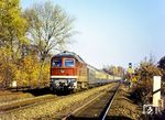 DR 132 523 vom Bw Magdeburg mit dem D 344 nach Bonn am Hüttenweg in Berlin-Grunewald. Hinter der Lok läuft ein DR-Verstärkungswagen nach Hannover, danach der Bm Malmö - Berlin - Hannover aus dem Sassnitz-Express, es folgt der Zugstamm Berlin - Bonn mit dem Mitropa-WR, am Zugschluss je zwei Kurswagen (ABm und Bm) Berlin - Hannover - Hoek van Holland und Berlin - Braunschweig - (Paderborn-) Köln. (10.1978) <i>Foto: Karsten Risch</i>