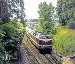 Die meisten Transitzüge von und nach Berlin verkehrten 1975 bereits mit der Baureihe V 180 (DR 118), wurden aber nur selten fotografiert, da sich alle auf die Dampfloks fokussierten. Die Existenz der meisten Fotos, wie hier der 118 298 vor dem D 343 aus Hannover beim Grenzübertritt in Berlin-Griebnitzsee, verdanken wir nur dem Umstand, dass man eine Fehlaufnahme am Filmanfang vermeiden wollte oder einfach aus Langeweile auf den Auslöser drückte. (1975) <i>Foto: Karsten Risch</i>