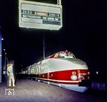 DR 175 005 (VT 18.16.03) als Messe-Sonderzug D 29610 aus Leipzig im Bahnhof Berlin Zoologischer Garten. (1979) <i>Foto: Karsten Risch</i>
