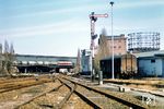 Ein Kesselwagenzug mit einer DR 118 fährt vom Westkreuz kommend am S-Bahnhof Berlin-Schöneberg vorbei.  (1978) <i>Foto: Karsten Risch</i>