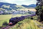 95 0044 mit P 18005 nach Sonneberg bei Unterloquitz. Nach der Grenzziehung von 1945 verlor die wichtige, seit 1939 sogar elektrifizierte Nord-Südmagistrale stark an Bedeutung. Im Zuge der Reparationsleistungen an die Sowjetunion wurde der Fahrdraht und das zweite Gleis demontiert. Erst nach der Deutschen Wiedervereinigung wurde der Abschnitt zwischen Saalfeld und Probstzella wieder zweigleisig ausgebaut und elektrifiziert. (1978) <i>Foto: Karsten Risch</i>