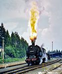 Eine besondere Spezialität, bevorzugt bei der Baureihe 95, war dieses Kunststückchen. Am Ende einer langen Bergfahrt war der Kessel so glühend, dass beim Ausblasen der Brennerleitungen das Restöl mit meterhoher Flamme über dem Schornstein sekundenlang brannte, so wie hier bei 95 0004 im Bahnhof Ernstthal. Nachts war dieses Kunststückchen noch beeindruckender. (1978) <i>Foto: Karsten Risch</i>