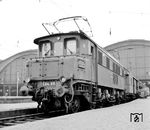 E 04 09 ist eine Ur-Leipzigerin, war sie doch bereits am 24. Mai 1933 fabrikneu dem Bw Leipzig Hbf West zugeteilt worden. Nachdem sie 1946 als Reparationsleistung in die UdSSR ging, kam sie völlig ausgeschlachtet Ende 1952 in die DDR zurück. Der Wiederaufbau im RAW Dessau dauerte vom Dezember 1952 bis zum 6. Juli 1957. 1976 wurde sie ausgemustert und noch bis 1993 als Energieversorgungsgerät in Großkorbetha verwendet. Hier steht in sie im Gleis 11 des Leipziger Hauptbahnhofs. (09.09.1964) <i>Foto: Jörg Schulze</i>