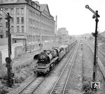 23 1097 (Bw Leipzig Hbf Süd) in Leipzig-Engelsorf auf dem Weg zum Hauptbahnhof. Die Zuggarnitur mag nicht so recht zu einer Neubaulok passen. Ein Privatmann erwarb die Lok am 7. November 1981 für den Verein "Historische Eisenbahn Frankfurt". Heute gehört sie der Interessengemeinschaft Traditionslok 58 3047 e.V. in Glauchau. Das Industriegebäude beherbergt inzwischen das Leipziger Stadtarchiv. (09.09.1964) <i>Foto: Jörg Schulze</i>