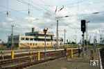 1988 ging im Bahnhof Warnemünde ein neues Zentralstellwerk der Bauform GSIII Sp68 (Foto) in Betrieb, das den Verkehr bis Bramow steuerte und drei alte mechanische Stellwerke ersetzte. Das Stellwerk aus dem Jahr 1988 wurde sukzessive seit 2019 durch ein Digitales Stellwerk (DSTW) ersetzt. Nachdem in ersten Inbetriebnahmestufe das DSTW seit September 2019 den südlich an den Bahnhof anschließenden Abschnitt steuert, folgte die zweite Inbetriebnahmestufe mit dem Bahnhof im Mai 2020. Das DSTW soll den Abschnitt zwischen Rostock-Bramow und Warnemünde mit insgesamt 21 Weichen und 66 Signalen steuern. (08.1994) <i>Foto: Benno Wiesmüller</i>