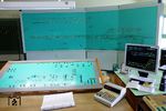 Blick auf die Stelltafel des Warnemünder Zentralstellwerks der Bauform GSIII Sp68. Das Gleisbildstellwerk der Bauform GSIII Sp 68 war die letzte Entwicklungsstufe des WSSB (Werk für Signal- und Sicherungstechnik Berlin), mit denen die DR auch größere Bahnhöfe mit Spurplanstellwerken ausrüsten wollte. Danach folgte zwar noch das GS III 8030-Stellwerk für die DR und dessen Industriebahnvariante 8010. Diese hatten allerdings weitgehend mit dem Sp68 übereinstimmende Schaltungen. 1974 ging das erste Stellwerk der Bauform GS III Sp68 in Jüterbog in Betrieb. Dieses Stellwerk in Warnemünde ging 2019 vom Netz und wurde durch ein Digitales Stellwerk (DSTW), das zweite in Deutschland überhaupt, ersetzt. (03.09.2019) <i>Foto: Benno Wiesmüller</i>