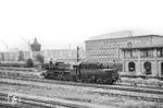 52 3742 (Bw Berlin-Pankow) wurde im Februar 1944 von der Wiener Lokfabrik an die RBD Berlin abgeliefert. 1965 war sie immer noch in Berlin tätig und rollt hier am S-Bw Friedrichsfelde vorbei. (25.08.1965) <i>Foto: Klaus D. Holzborn</i>