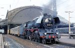 03 2214 mit P 3810 aus Görlitz am Bahnsteig 6 in Dresden-Neustadt. Seit Juni 1973 besitzt sie den Rekokessel der im Raw Meiningen verschrotteten 22 049.  (1974) <i>Foto: J. R. Broughton</i>