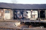 Die Erfurter 01 0501 und 01 0522 sonnen sich im Bw Bebra am Lokschuppen 2 bevor es zurück in die Heimat geht. Im Vordergrund die Segmentdrehscheibe mit einem Drehwinkel von etwa 270 Grad. (1972) <i>Foto: Burkhard Wiesel</i>