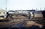 01 0527 macht sich im Bw Hamburg-Altona bereit, den D 405 (263) nach Berlin zu übernehmen. (1971) <i>Foto: Burkhard Wiesel</i>