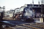 01 0527 (Bw Wittenberge) rückt aus dem Bw Hamburg-Altona aus. Sie wird um 8.43 Uhr den D 405 (263) nach Berlin übernehmen. (1971) <i>Foto: Burkhard Wiesel</i>