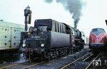 50 4082 (Bw Hagenow Land) ergänzt ihre Wasservorräte im bundesdeutschen Grenzbahnhof Büchen. Rechts steht 220 010 aus Lübeck. (06.1975) <i>Foto: Bruno Gode</i>