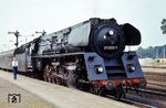 Die Pasewalker 01 0503 wartet vor dem D 517 (Barth - Berlin Ostbf) im Bahnhof Stralsund.  (1979) <i>Foto: Bruno Gode</i>