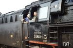 Entspannt erwartet das Personal der Pasewalker 01 0503 den Abfahrauftrag für den D 517 nach Berlin im Bahnhof Stralsund. (1979) <i>Foto: Bruno Gode</i>