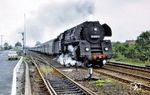 01 0523 hat mit D 1098 (Dresden - Düsseldorf) soeben die deutsch-deutsche Grenze hinter Gerstungen passiert und fährt durch den Bahnhof Obersuhl dem nächsten Halt in Bebra entgegen. Dem Autokennzeichen nach war der Fotograf offenkundig als britischer Miliärangehöriger unterwegs. (07.1971) <i>Foto: Tim Howerter</i>