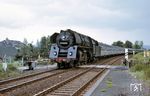 01 0520 mit dem durch Silberlinge verstärkten D 199 nach Frankfurt/Oder zwischen Obersuhl und der innerdeutschen Grenze bei Gerstungen, die 300 m später folgte.  (07.1971) <i>Foto: Tim Howerter</i>
