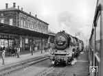 Die Reichenbacher 22 066 und 22 010 machen sich in Hof Hbf auf den Weg, den D 145 nach Görlitz zu übernehmen. (07.09.1964) <i>Foto: Jörg Schulze</i>