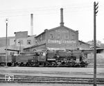 58 1097 vor der Eisengiesserei G.A. Schütz in Wurzen. Obwohl die Firma bereits 1946 enteignet und 1952 in "VEB Maschinenfabrik und Eisengießerei Wurzen" umfirmiert wurde, trug sie auch 1964 noch ihren alten Vorkriegs-Firmennamen. (10.09.1964) <i>Foto: Jörg Schulze</i>
