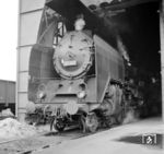 03 121 vom Bw Dresden-Altstadt gehörte neben 03 001 und 03 098 zu den letzten, die noch Wagnerbleche besaßen. Hier besitzt sie noch ihren Regelkessel mit Mischvorwärmer.  (10.09.1964) <i>Foto: Jörg Schulze</i>