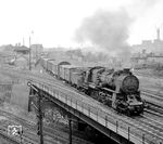 An der Budapester Straße passiert 58 2053 (Bw Dresden-Friedrichstadt) mit einem Güterzug in Richtung Bad Schandau das Kreuzungsbauwerk am Dresdener Hauptbahnhof.  (10.09.1964) <i>Foto: Jörg Schulze</i>