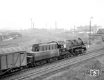 58 3029 (Umbau aus 58 1912) vom Dresden-Friedrichstadt fährt mit einem Güterzug vom Dresdener Hbf kommend in Richtung Dresden-Friedrichstadt oder -Neustadt. Ganz links im Bild (wo die Wagen zu sehen sind) befindet sich das ehemalige Postzollamt Dresden, die sichtbaren vier Gleise kommen von Dresden-Altstadt und gehören zur Strecke nach Karl-Marx-Stadt, dem heutigen Chemnitz. (10.09.1964) <i>Foto: Jörg Schulze</i>