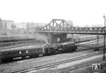 58 456 vom Bw Dresden-Friedrichstadt, die am 31.08.1949 auf Staubkohlefeuerung umgebaut worden war, rangiert im Gleisvorfeld des Dresdner Hauptbahnhofs an der Hohen Brücke, die die Seevorstadt mit der Südvorstadt verband. Im Zuge der Elektrifizierung des Hauptbahnhofs wurde die Brücke 1965 abgerissen, da ihre lichte Höhe zum Anbringen der Fahrleitung nicht ausreichte. (10.09.1964) <i>Foto: Jörg Schulze</i>