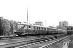 VT 12.14 03 als Ft 165 in Hamburg auf dem Rückweg nach Berlin. Die Fahrtzeit zwischen Hamburg-Altona und Berlin Zoo betrug damals 238 Minuten. Der Vorkriegszug, der legendäre "Fliegende Hamburger", schaffte die Strecke in 123 Minuten. (05.1961) <i>Foto: Carl Bellingrodt</i>