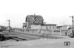 Bottrop Hauptbahnhof ist heute der einzig verbliebene Personenbahnhof der Stadt Bottrop. Die älteren Bahnhöfe Bottrop Nord und Bottrop Süd sind seit 1960 beziehungsweise 1974 für den Personenverkehr geschlossen. Darüber hinaus existieren drei Haltepunkte in Bottrop-Boy, Bottrop-Vonderort und Feldhausen. Am 1. Mai 1905 eröffnete die Preußischen Staatseisenbahnen die Hamm-Osterfelder Bahn, die ab Oberhausen-Osterfeld parallel zur westfälischen Strecke verläuft und etwa vier Kilometer östlich des heutigen Hauptbahnhofs nach Norden schwenkt. Mit der Strecke wurde gleichzeitig knapp einen halben Kilometer östlich des heutigen Hauptbahnhofs der damals Bottrop (Westf) genannte Bahnhof eröffnet. Dieser war als Inselbahnhof zwischen den beiden Bahnstrecken konzipiert, das Empfangsgebäude lag östlich der Bahnhofsstraße und wurde von der Hamm-Osterfelder Bahn im Norden und der Westfälischen Emschertalbahn im Süden eingeschlossen. Im Frühjahr 1978 ließ die Bundesbahndirektion Essen die Schalterhalle des Bahnhofs renovieren. Eine Renovierung des gesamten Bahnhofsgebäudes blieb hingegen aus. Anfang der 1990er Jahre fiel der Beschluss, das Gebäude abzureißen und den Personenbahnhof um etwa 500 Meter nach Westen zu verlegen. Der Abriss begann im Februar 1995, heute verlaufen an dieser Stelle die Gleise der Hamm-Osterfelder Bahn. Der neue Bahnhof mit drei Bahnsteigen ging 1999 in Betrieb. (1959) <i>Foto: Karl-Ernst Maedel</i>