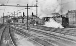 Am Ostersamstag 1952 verlässt 03 128 vom Bw Wittenberge mit dem "Interzonenzug" D 63 nach Berlin Stadtbahn den Bahnhof Hamburg-Altona. Als Zuglok will Carl Bellingrodt eigentlich die Hannoveraner 01 105 ausgemacht haben, was aber unwahrscheinlich erscheint. Es handelt sich vielmehr um die Wittenberger 01 158. Die Oberleitung im Vordergrund gehört zur Altonaer Hafenbahn, die im Jahr 1911 den elektrischen Betrieb mit einer Spannung von 6,3 kV bei einer Frequenz von 25 Hz aufnahm. Die Fahrleitung wurde 1954 abgebaut. (12.04.1952) <i>Foto: Carl Bellingrodt</i>