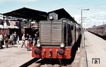 103 015 mit einem Sonderzug in Wismar. Unverkennbar verbirgt sich dahinter eine Wehrmachtslokomotive WR 360 C14. Sie wurde 1943 an das Oberkommando des Heeres, Berlin als Nr. "36101" abgeliefert. Nach dem Krieg befand sie sich in Flöha in Sachsen und wurde von der DR weiterhin als 36101 geführt. Erst Ende 1957 wurde sie in V 36 015 umgezeichnet. 1970 erhielt sie die EDV-Nummer 103 015-4 und wurde im August 1984 ausgemustert. (01.07.1979) <i>Foto: Joachim Claus</i>