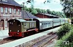 Die abweichend von der sonst üblichen Farbgebung der DR-Diesellokomotiven in grün lackierte 103 015 (ex V 36 015) mit einem Sonderzug im Bahnhof Kröpelin. Das letzte Einsatzgebiet der Maschine erfolgte überwiegend im Ölhafen Wismar sowie zur Bedienung von Treibstofflagern der Roten Armee, weil damals die V 36 die einzige Lokomotivbaureihe der DR war, die über eine Explosionsschutzeinrichtung verfügte. (01.07.1979) <i>Foto: Joachim Claus</i>