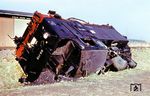 Am 20.10.1971 entgleiste die Lok 99 715 mit P 920 nach Frauenstein vor der Einfahrt in den Bahnhof Oberbobritzsch bei km 12,3 infolge einer gebrochenen Schiene. Die Lokomotive stürzte auf die rechte Seite und auch nachfolgende Wagen entgleisten. Die Wagen wurden anschließend durch den Wilsdruffer Hilfszug geborgen, den 99 1694 zog. 99 715 hingegen konnte erst am 06.11.1971 durch einen 60-t-Autokran wieder aufgerichtet werden und wurde von 99 1713 nach Wilsdruff überführt. Nach dem Unfall wurde der Zugverkehr auf der Strecke Klingenberg-Colmnitz - Frauenstein dauerhaft eingestellt. (30.10.1971) <i>Foto: Joachim Claus</i>
