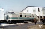 Vom 28.02.1965 bis 09.03.1965 wurde die neue V 240 001 auf der Leipziger Frühjahrsmesse ausgestellt. Mit ihr wollte die DDR-Schienenfahrzeugindustrie ihre Fortschritte im Lokomotivbau demonstrieren. Die Lok aus der V 180-Familie war nun mit zwei Motoren von jeweils 1200 PS ausgestattet (statt bisher 2x 1000 PS). Die Führerstände waren aus glasfaserverstärktem Polyesterharz (GfP), die Lackierung in silbergrau gehalten. Durch Ihre Leistung von 2400 PS und Änderungen an der Getriebeübersetzung war sie auch die einzige V 180, die für 140 Km/h ausgelegt war. Bis 1968 fand eine Erprobung statt, trotz guter Zugkraft wurde ein Serienbau nicht vorgenommen. Nach längerer Abstellung wurde die bis dahin LKM gehörende Lok von der Deutschen Reichsbahn erworben, und im Bw Neustrelitz unter Verwendung von Unfalllokomotiven der Serienausführung angeglichen, auch die Höchstgeschwindigkeit wurde auf 120 km/h reduziert und als 118 202 bezeichnet. Heute gehört sie zum Bestand des Verkehrsmuseums Dresden, wieder als V 240 001 in ihrer Originallackierung. (03.1965) <i>Foto: Gerhard Illner</i>