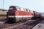 DR 118 203 wurde 1967 zunächst als V 200 203 mit Glasfaserkanzel an die Deutsche Reichsbahn ausgeliefert. Seit dem 07.03.1967 gehörte sie dem Bw Halle (Saale) P an, wo sie bereits als V 180 203 lief. 1979 erhielt sie eine normale Front wie die übriegn V 180. Der Grund des eckigen Designs mit den blendfreien Scheibe sollte der Lok ein „repräsentatives Aussehen“ verleihen. Hier steht 118 203 vor einem Schnellzug nach Berlin im Bahnhof Saalfeld/Saale. (1971) <i>Foto: Joachim Claus</i>